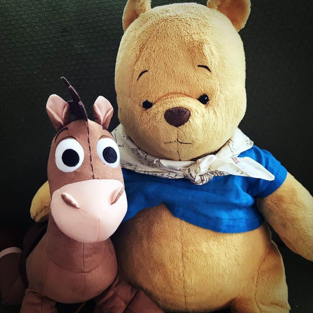 睦のインスタグラム：「ブルズアイといっしょ😊  #プーさんといっしょキャンペーン  #winniethepoohday  #ブルズアイ  #honey  #bullseye  #くまのプーさん  #トイストーリー  #toystory  #プーさんグッズ  #プーさん  #toystory2  #toystory3  #toystory4  #トイストーリー2  #pooh  #winniethepooh  #トイストーリー3  #poohbear  #ぬいぐるみ  #作詞家  #仲間  #ぬい撮り  #モデル  #ssw  #roo  #lyricist  #kanga  #model  #井上睦都実 #睦」