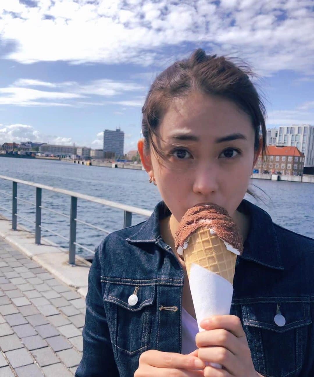 宮坂灯里さんのインスタグラム写真 - (宮坂灯里Instagram)「🥺💘 #ソフトクリーム#アイス #コペンハーゲン#デンマーク#ヨーロッパ#北欧#旅行#観光#海#楽しい#美味しい#幸せ#copenhagen#denmark#europa#nice#travel#trip#sea#enjoy#fun#softcream#ice#yummy#food#instagood#happy#🍦」8月25日 7時32分 - m.akari27