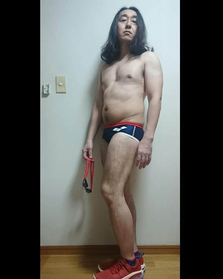 のインスタグラム：「インスタグラムがやっと開くようになったので、パンダ1グランプリの賞金で買った、ナイキジョイライドのコーディネートを載せよう。 赤いスニーカーに赤いラインのパンツを合わてみた。 小物のサングラスも、赤がポイント。  #ナイキジョイライド #ナイキ #ジョイライド #NIKEJOYRIDE #NIKE #JOYRIDE #アリーナ #arena #キートン #乳首」