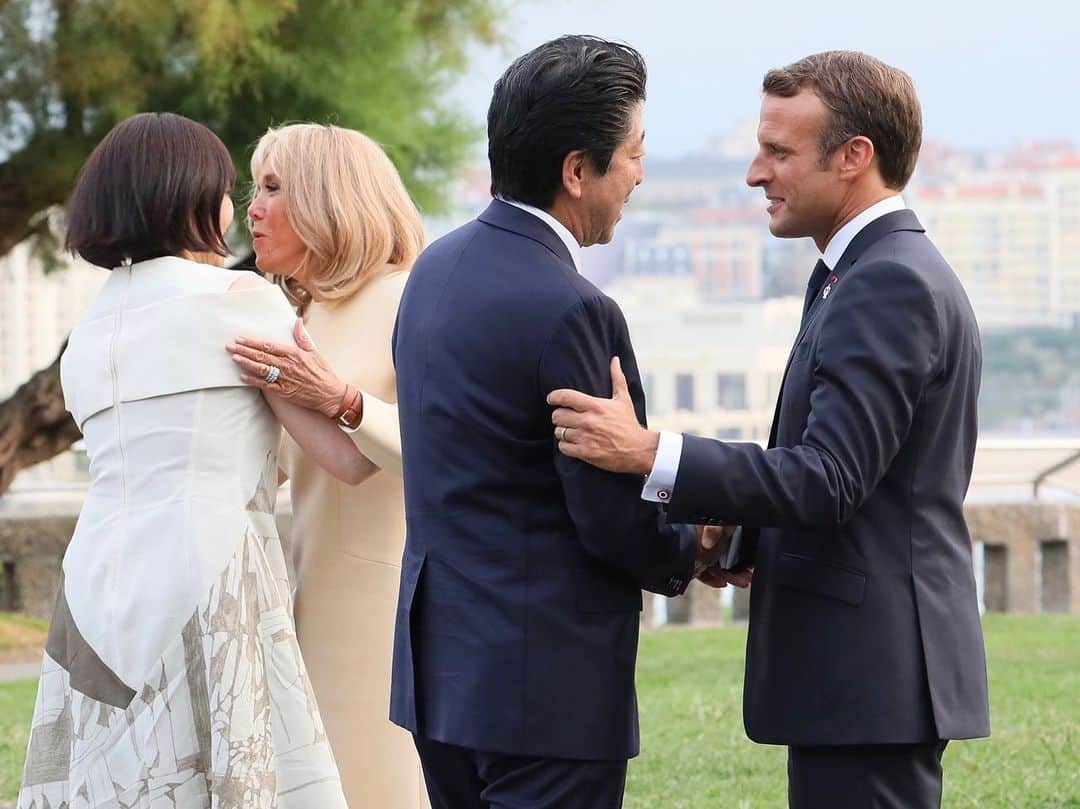 首相官邸さんのインスタグラム写真 - (首相官邸Instagram)「フランスで今年のG7サミットが開幕しました。基本的価値を共有するリーダー同士、世界経済、安全保障、地域情勢など世界の様々な課題について、本音をぶつけあいたいと考えています。 . #G7 #G7summit #summitmeeting #france #🇫🇷 #biarritz #ビアリッツ #day1 #G7BIARRITZ #マクロン大統領 #トランプ大統領 @shinzoabe @realdonaldtrump @emmanuelmacron」8月25日 7時39分 - kantei