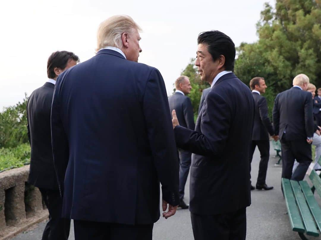 首相官邸さんのインスタグラム写真 - (首相官邸Instagram)「フランスで今年のG7サミットが開幕しました。基本的価値を共有するリーダー同士、世界経済、安全保障、地域情勢など世界の様々な課題について、本音をぶつけあいたいと考えています。 . #G7 #G7summit #summitmeeting #france #🇫🇷 #biarritz #ビアリッツ #day1 #G7BIARRITZ #マクロン大統領 #トランプ大統領 @shinzoabe @realdonaldtrump @emmanuelmacron」8月25日 7時39分 - kantei