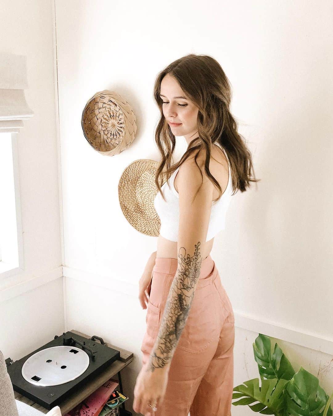 Acacia Brinleyさんのインスタグラム写真 - (Acacia BrinleyInstagram)「What vinyl do you want me to play for you, love? 💛 (Also thanks to Brinley for stealing the vinyl cushion pad.)」8月25日 7時42分 - acaciakersey