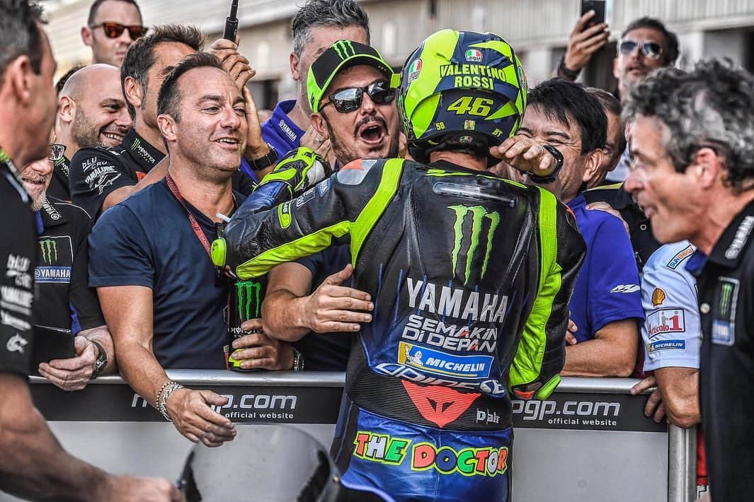 バレンティーノ・ロッシさんのインスタグラム写真 - (バレンティーノ・ロッシInstagram)「Silverstone circuit,England Saturday,official practice 📸 @falex79 @gigisoldano @jesusrobledo 🎥 by @motogp 📸 pic 5-6 by @gopro」8月25日 7時48分 - valeyellow46