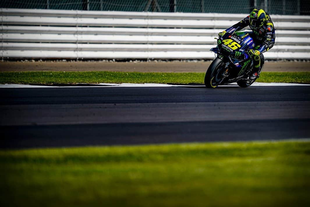 バレンティーノ・ロッシさんのインスタグラム写真 - (バレンティーノ・ロッシInstagram)「Silverstone circuit,England Saturday,official practice 📸 @falex79 @gigisoldano @jesusrobledo 🎥 by @motogp 📸 pic 5-6 by @gopro」8月25日 7時48分 - valeyellow46