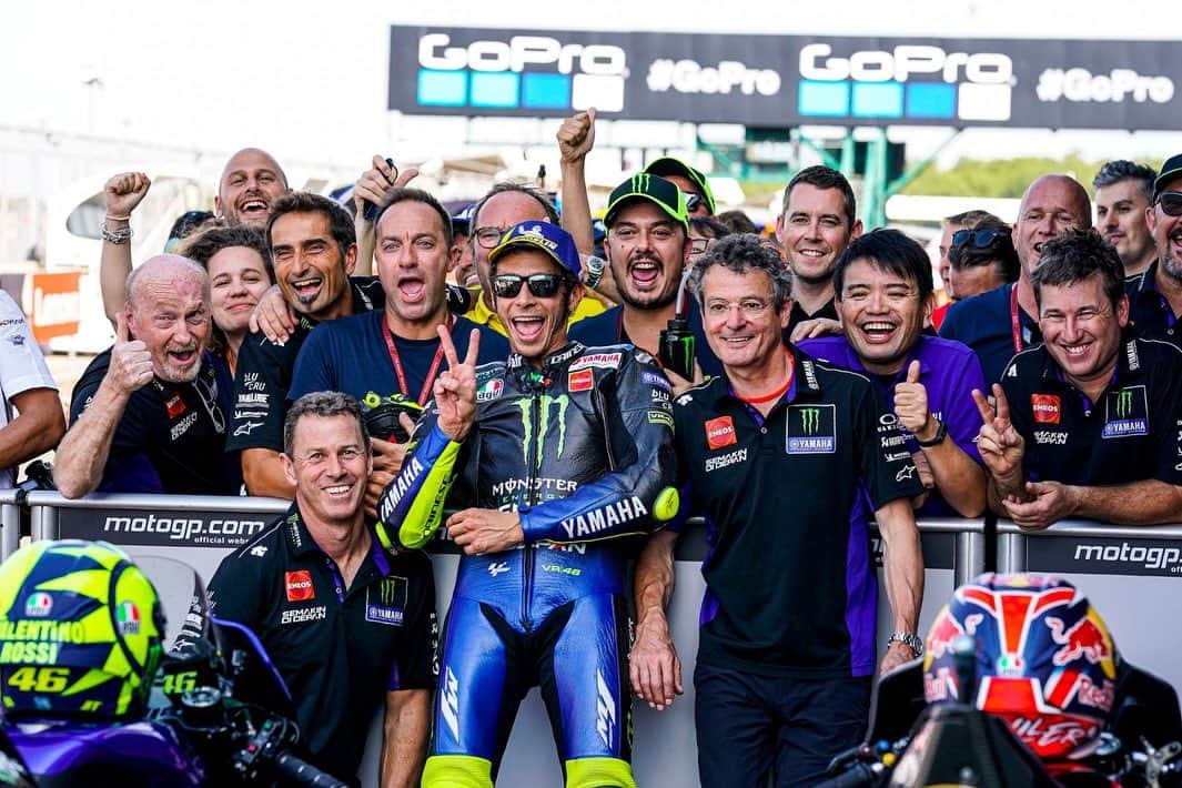 バレンティーノ・ロッシのインスタグラム：「Silverstone circuit,England Saturday,official practice 📸 @falex79 @gigisoldano @jesusrobledo 🎥 by @motogp 📸 pic 5-6 by @gopro」