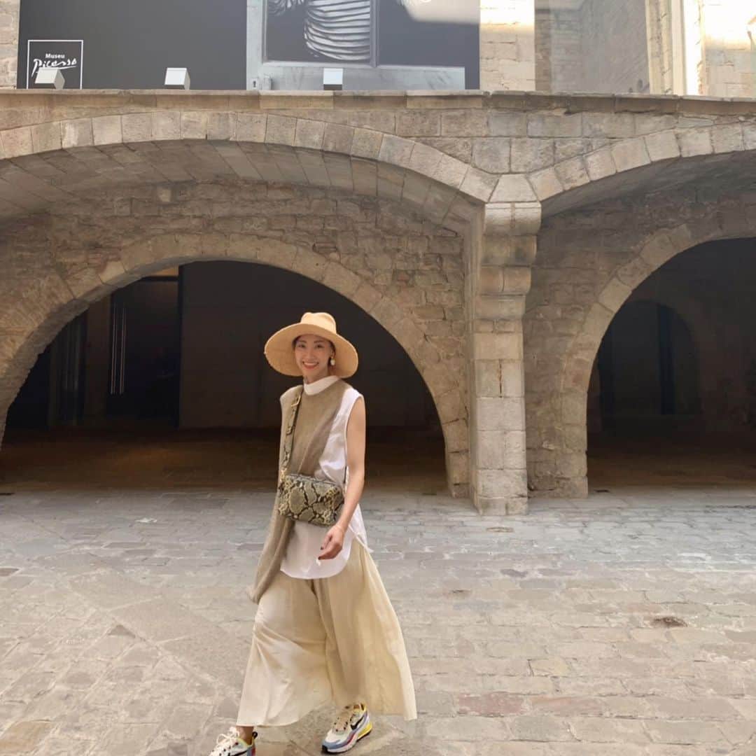 大塚良子のインスタグラム：「バルセロナでも大人気のピカソ美術館。 才能が注目される前のデッサンから版画、彫刻、陶器に写真といった幅広い作品やそれまでの作風を一挙に観れてピカソの人生を垣間見た気持ちになれます。  #barcelona #katalunya🇪🇸 #spain #holiday #summer ﻿ #monjuic #familytrip」