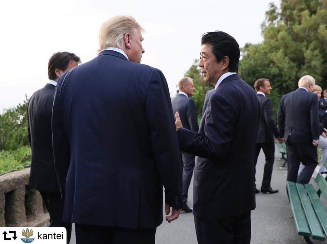 安倍晋三さんのインスタグラム写真 - (安倍晋三Instagram)「#repost @kantei ・・・ フランスで今年のG7サミットが開幕しました。基本的価値を共有するリーダー同士、世界経済、安全保障、地域情勢など世界の様々な課題について、本音をぶつけあいたいと考えています。 . #G7 #G7summit #summitmeeting #france #🇫🇷 #biarritz #ビアリッツ #day1 #G7BIARRITZ #マクロン大統領 #トランプ大統領 @shinzoabe @realdonaldtrump @emmanuelmacron」8月25日 8時10分 - shinzoabe