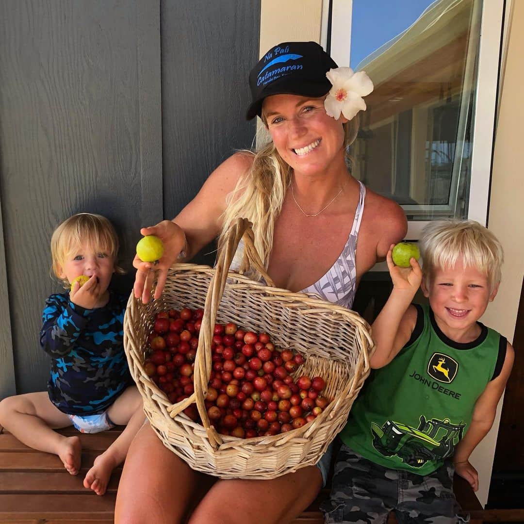 Bethany Hamiltonさんのインスタグラム写真 - (Bethany HamiltonInstagram)「BEAUTIFUL & DELICIOUS Guava harvest!!! 😋✨🤗」8月25日 8時06分 - bethanyhamilton