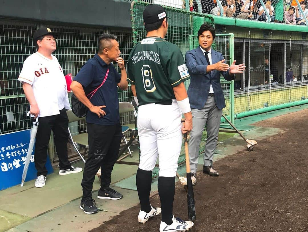 西村志野さんのインスタグラム写真 - (西村志野Instagram)「＊ 2019年8月24日。 夢が叶いました。  私が8歳のとき ルーキーだった高橋由伸さんが好きになり 野球が大好きになりました。  それからずっと 野球中継を見るようになって ヒーローインタビューを見て 活躍した選手に話を聞いて 伝えられる仕事があるんだ！と アナウンサーをめざすようになり今の私があります。  いま、目標だったプロ野球の仕事もさせてもらえて 本当に充実しています。 ＊ いつか、 この仕事に就くきっかけを与えてくれた 尊敬する高橋由伸さんにインタビューする。  それが私の夢、目標になりました。 ＊ きのう。 香川県高松市のレクザムスタジアム 香川オリーブガイナーズvs巨人3軍の試合で 始球式を務めた由伸さん。 ＊ 取材させていただき ご挨拶もさせていただきました。  夢が叶った瞬間。  由伸さんがいなければ アナウンサーにはなっていないし 野球のお仕事もできていないし 今の私はありません。  原点の方に感謝の想いを直接伝えることができて 本当に夢の時間でした(;_;) ＊ ここからがスタート。 この日のこの気持ちを絶対に忘れずに もっと自分らしく仕事をして またご一緒させていただけるよう これからも頑張ります。 ＊ 周りの方々のおかげでここまで来られました。 本当にありがとうございます。 ＊ KSB時代に始球式をさせてもらい 由伸さんの取材をさせてもらった レクザムスタジアムは 私にとってすっかり #夢を叶えてくれる場所 になりました。 ＊ #高橋由伸 さん #由伸さん #私の原点 #感謝 #尊敬 #憧れ #これからもずっと  #夢が叶った日 #震えが止まらなかった #緊張でお腹が痛くなり #緊張で口が動かなかった #レクザムスタジアム #始球式 #プロ野球 #アナウンサー #野球好き #⚾️ #本当にありがとうございます  #これからも頑張ります  #同じ時代に生きていることに感謝 #西村志野  #四国アイランドリーグplus  #香川オリーブガイナーズ #独立リーグ #giants #巨人3軍」8月25日 8時06分 - shinonishimura_