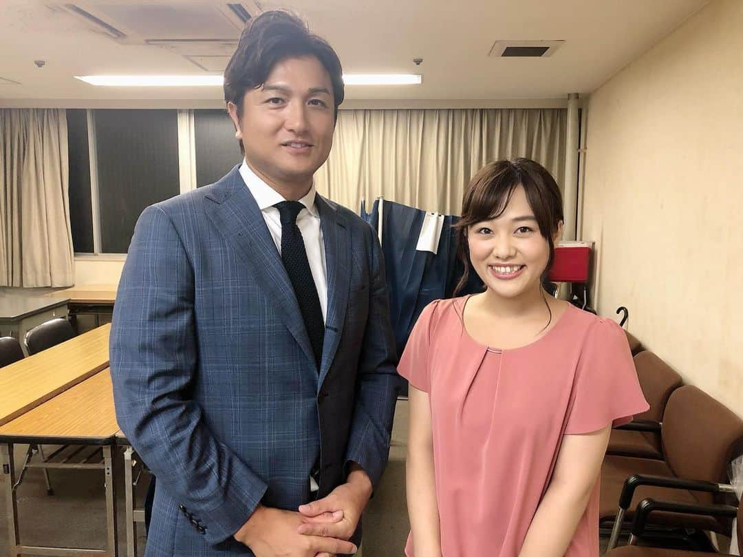 西村志野さんのインスタグラム写真 - (西村志野Instagram)「＊ 2019年8月24日。 夢が叶いました。  私が8歳のとき ルーキーだった高橋由伸さんが好きになり 野球が大好きになりました。  それからずっと 野球中継を見るようになって ヒーローインタビューを見て 活躍した選手に話を聞いて 伝えられる仕事があるんだ！と アナウンサーをめざすようになり今の私があります。  いま、目標だったプロ野球の仕事もさせてもらえて 本当に充実しています。 ＊ いつか、 この仕事に就くきっかけを与えてくれた 尊敬する高橋由伸さんにインタビューする。  それが私の夢、目標になりました。 ＊ きのう。 香川県高松市のレクザムスタジアム 香川オリーブガイナーズvs巨人3軍の試合で 始球式を務めた由伸さん。 ＊ 取材させていただき ご挨拶もさせていただきました。  夢が叶った瞬間。  由伸さんがいなければ アナウンサーにはなっていないし 野球のお仕事もできていないし 今の私はありません。  原点の方に感謝の想いを直接伝えることができて 本当に夢の時間でした(;_;) ＊ ここからがスタート。 この日のこの気持ちを絶対に忘れずに もっと自分らしく仕事をして またご一緒させていただけるよう これからも頑張ります。 ＊ 周りの方々のおかげでここまで来られました。 本当にありがとうございます。 ＊ KSB時代に始球式をさせてもらい 由伸さんの取材をさせてもらった レクザムスタジアムは 私にとってすっかり #夢を叶えてくれる場所 になりました。 ＊ #高橋由伸 さん #由伸さん #私の原点 #感謝 #尊敬 #憧れ #これからもずっと  #夢が叶った日 #震えが止まらなかった #緊張でお腹が痛くなり #緊張で口が動かなかった #レクザムスタジアム #始球式 #プロ野球 #アナウンサー #野球好き #⚾️ #本当にありがとうございます  #これからも頑張ります  #同じ時代に生きていることに感謝 #西村志野  #四国アイランドリーグplus  #香川オリーブガイナーズ #独立リーグ #giants #巨人3軍」8月25日 8時06分 - shinonishimura_