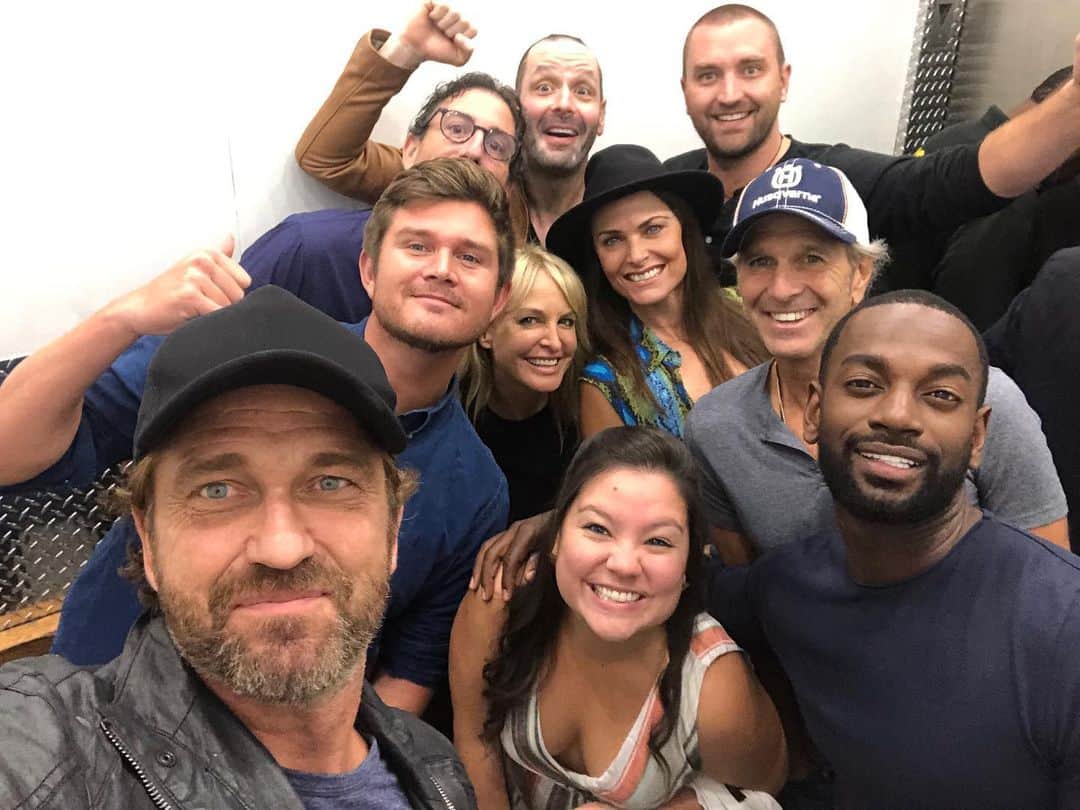 ジェラルド・バトラーのインスタグラム：「Last night I surprised an #AngelHasFallen screening with 11 of my buddies. It was awesome to experience the movie with fans on opening night. Maybe I’ll go see it again this weekend... 😉 Check out my Story to see what went down.」