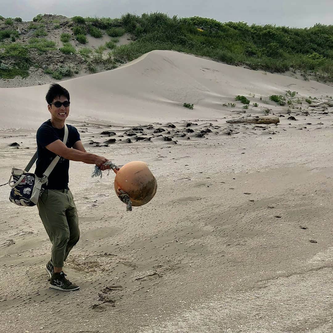 世田谷ベースさんのインスタグラム写真 - (世田谷ベースInstagram)「砂浜ではしゃいでみました‼️ #夏休み#総務雄一郎#アンダーリペアクロウ#underrepaircrow」8月25日 8時18分 - soumu_yuichiro