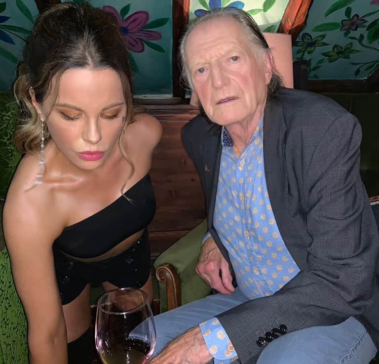 ケイト・ベッキンセイルさんのインスタグラム写真 - (ケイト・ベッキンセイルInstagram)「So beyond excited and thrilled to get to work with my godfather and brilliant actor David Bradley on #joltmovie. He was my Dad’s best mate..We recreated the Christmas photo from when I was four tonight , just couldn’t source an Emu puppet last minute .It is the first time we have worked together . So happy ❤️#harrypotter #filch #gameofthrones #family #reallyluckedoutinthegodfatherdepartment」8月25日 8時13分 - katebeckinsale