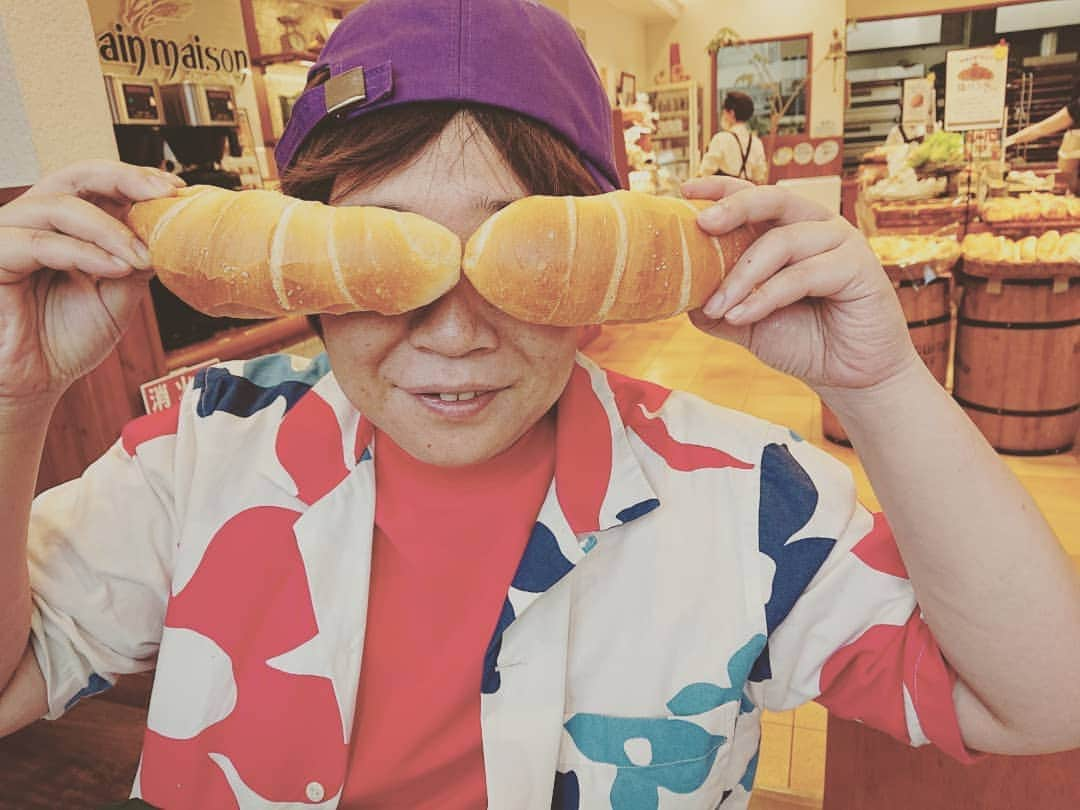 石原祐美子さんのインスタグラム写真 - (石原祐美子Instagram)「やっと来れたでー！！ 塩パン発祥の店、パンメゾン🥖🍞🥐 ・ ・ 早朝6:30から、焼き立ての塩パンが続々と売れていきます。 一人で50個買ってる人おったよ( °_° ) ・ ・ 私らはイートインスペースで #塩パン 77円 #塩クロワッサン 88円 #塩メロンパン 129円 無料サービスのコーヒーと共にいただきました~~■P o(´・∀・｀ ) ・ パン安い上にコーヒー無料てΣ(ﾟдﾟ；) ・ ・ バターたっぷりで生地の弾力、神＼(｡´□`･｡＼) 底の部分のカリッと感もたまらん😍 ・ どれもすばらしくおいしかったけど、特に私は塩メロンパン！！いろんな食感と甘いとしょっぱいの味のコントラストが最高でした٩(๑>ᴗ<๑)۶ ・ ・ あーあ😱💦朝から3個ペロリやわ😋 エビ塩パンも買ってみたから後で食べよ😁 ・ ・ #パンメゾン #東京にもあるよ #愛媛2店舗東京1店舗 #パンメゾン八幡浜店  #元祖塩パン #塩パン屋 #元祖 #発祥の店 #ブームの火付け役 #コスパ最高 #イートインスペース #コーヒー無料 #パン大好き #愛媛県 #愛媛県八幡浜市  #愛媛グルメ #パン #ベーカリー #bakery ・ ・ #チキチキジョニー」8月25日 8時21分 - chiki2johnny14