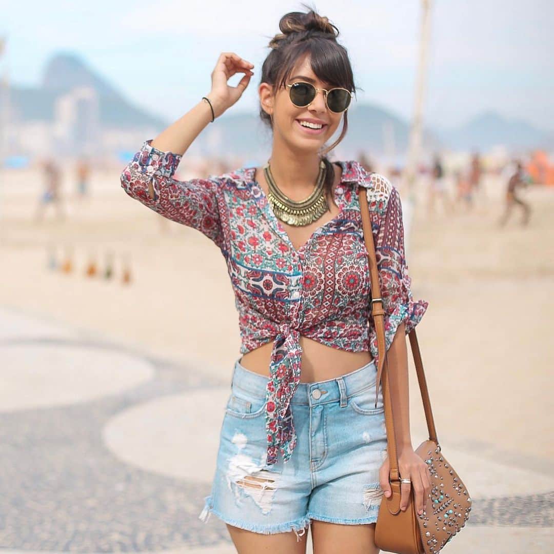 Gabriela Salesのインスタグラム：「Mdsss que neném! Aproveitei que tô aqui no Rio pra rever as IBAGENS da primeira vez que vim aqui kkk, em 2015! Foi quando conheci essa cidade MARAVILHOSA! A viagem foi a trabalho (através de um projeto que fiz na época para a C&A, o Poderosas do Brasil) e foi tão incrível! Conhecemos diversos pontos da cidade, ficamos maravilhados! Enfim, relembrando aqui um pouco desse momento tão legal que me marcou de tantas formas, inclusive profissionalmente ❤️」