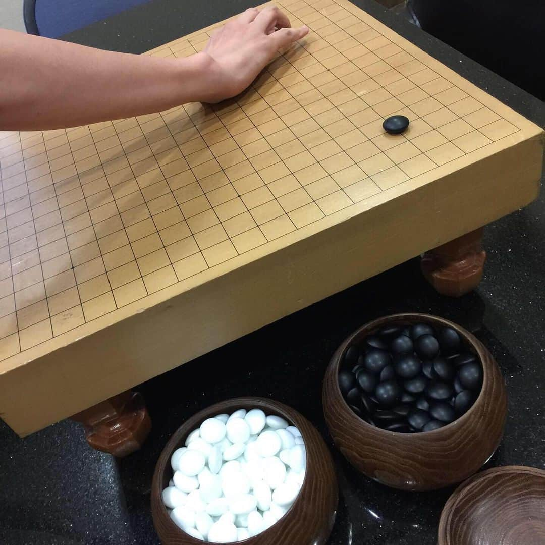 嶺乃一真さんのインスタグラム写真 - (嶺乃一真Instagram)「囲碁のプロ棋士！早紀ちゃんに出会いました✨  初めての囲碁！楽しさ面白さを教えてもらいました😊  そして、こんなに切ったの10年ぶり！？ 髪の毛バッサリ切りましたー！！！ Newヘアー楽しみたいと思います😊」8月25日 8時42分 - happy2ndlife