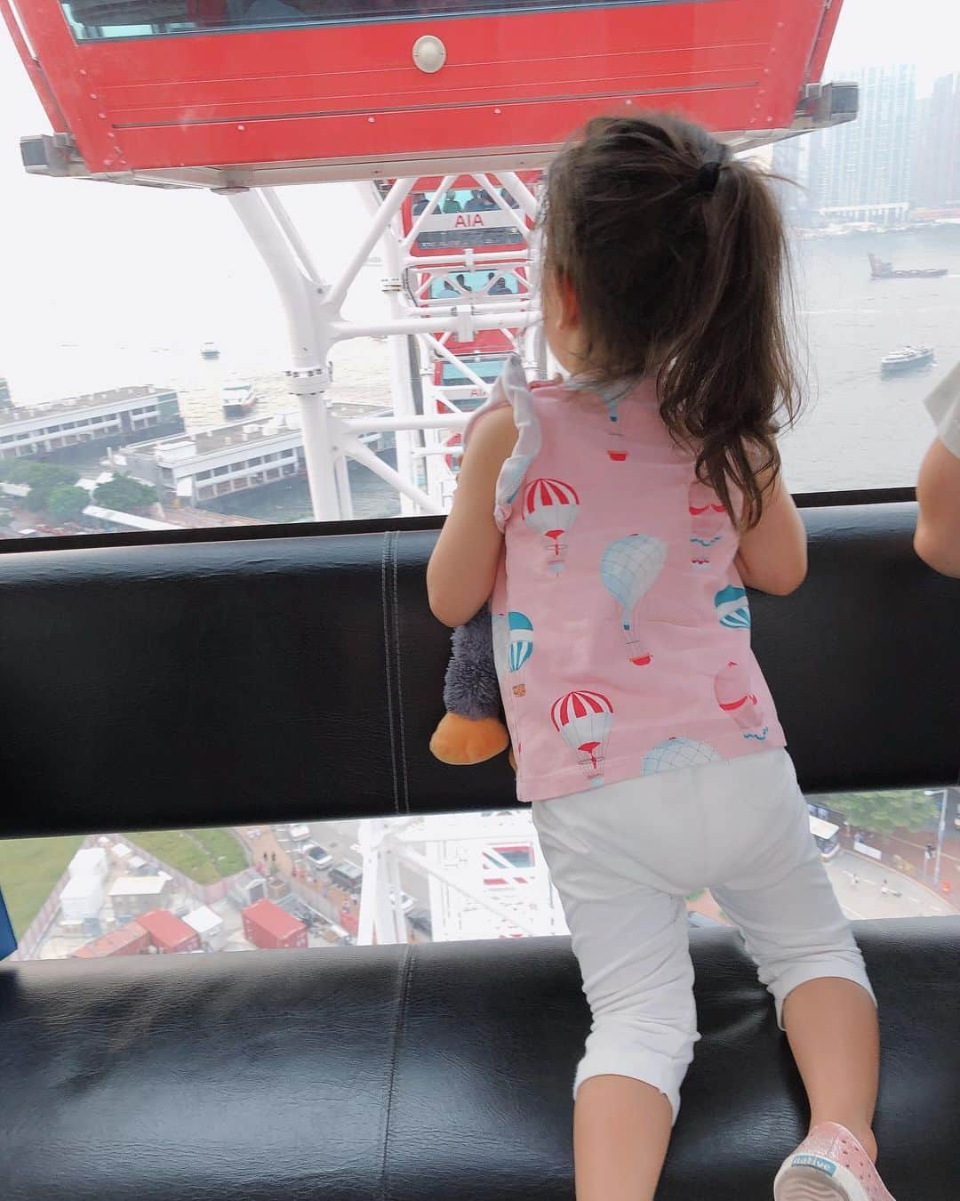 翁安芸さんのインスタグラム写真 - (翁安芸Instagram)「ずっと気になっていた大きな観覧車🎡 意を決して猛暑の中を歩いて向かいました。近いはずなのに、暑くてあつくて遠くに感じ、汗だくになりながら到着😂 人気の観覧車。なんと一回に3周もしました‼️」8月25日 8時49分 - akinyc