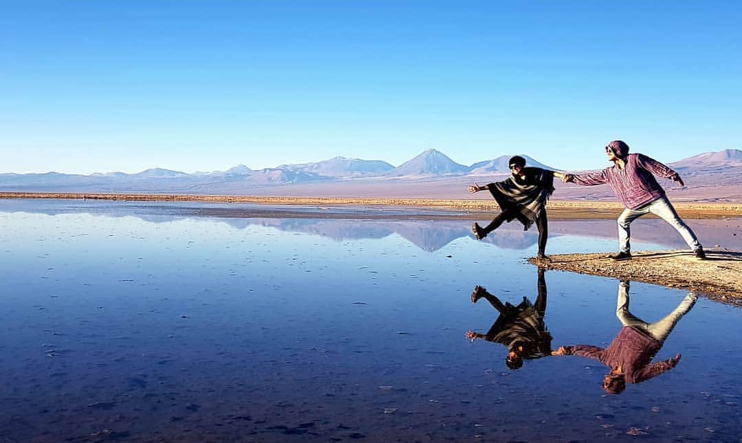 パロマ・バーナーディさんのインスタグラム写真 - (パロマ・バーナーディInstagram)「" Pois amor é feito espelho,tem que ter reflexo. Tem que ter... " - Pablo Neruda .🤸🏻‍♀️💙🤸‍♂️ #Reciprocidade #Equilíbrio #BastaQuerer  #LagunaChaxa @caminandes_atacama #Deserto #Atacama」8月25日 8時59分 - palomabernardi