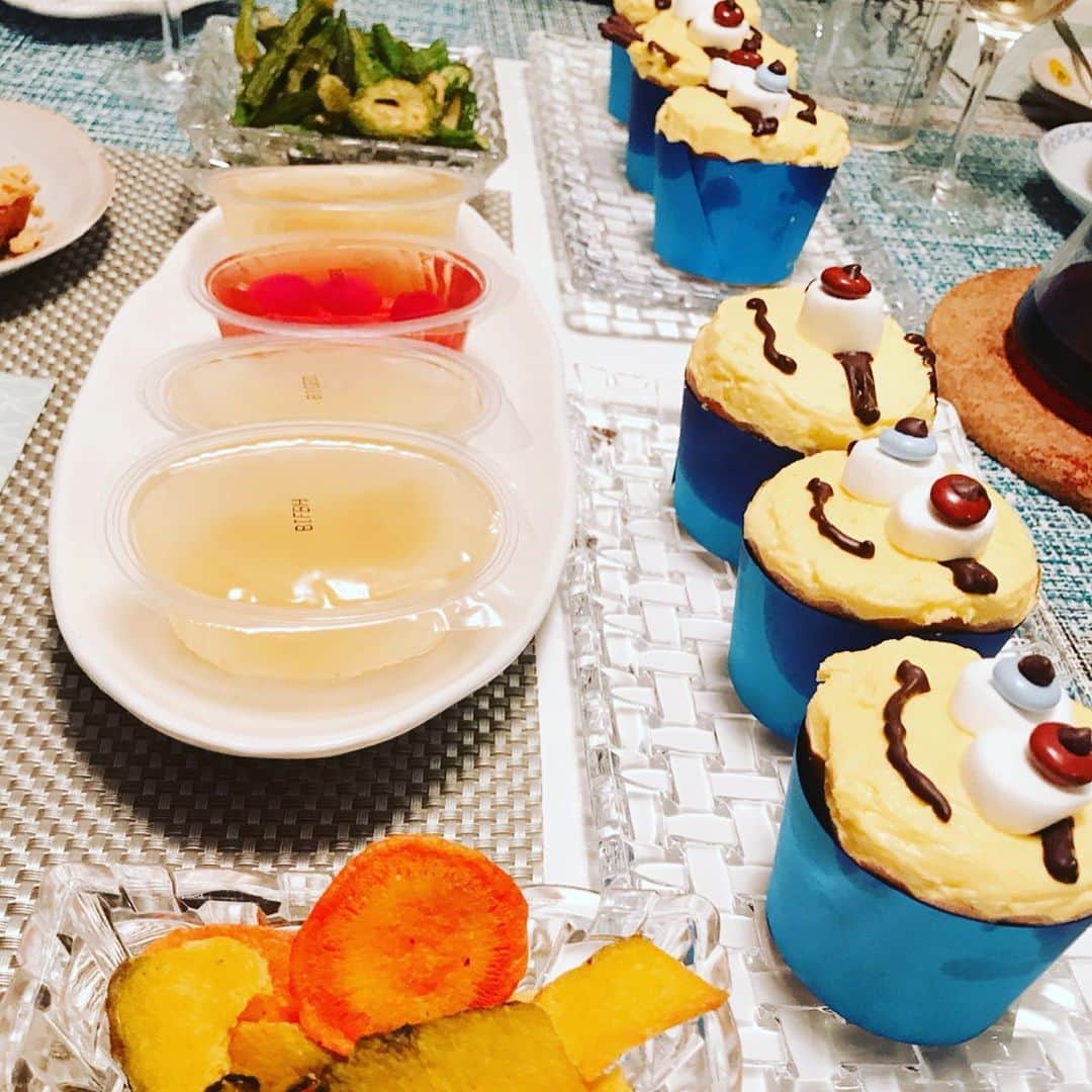 海保知里さんのインスタグラム写真 - (海保知里Instagram)「昨夜はお客様。可愛いミニオンカップケーキを頂きました💕愛情を感じるし、食べるのが勿体無いとはこのこと！ #海保知里 #ミニオン #ミニオンカップケーキ」8月25日 9時00分 - chisato_kaiho
