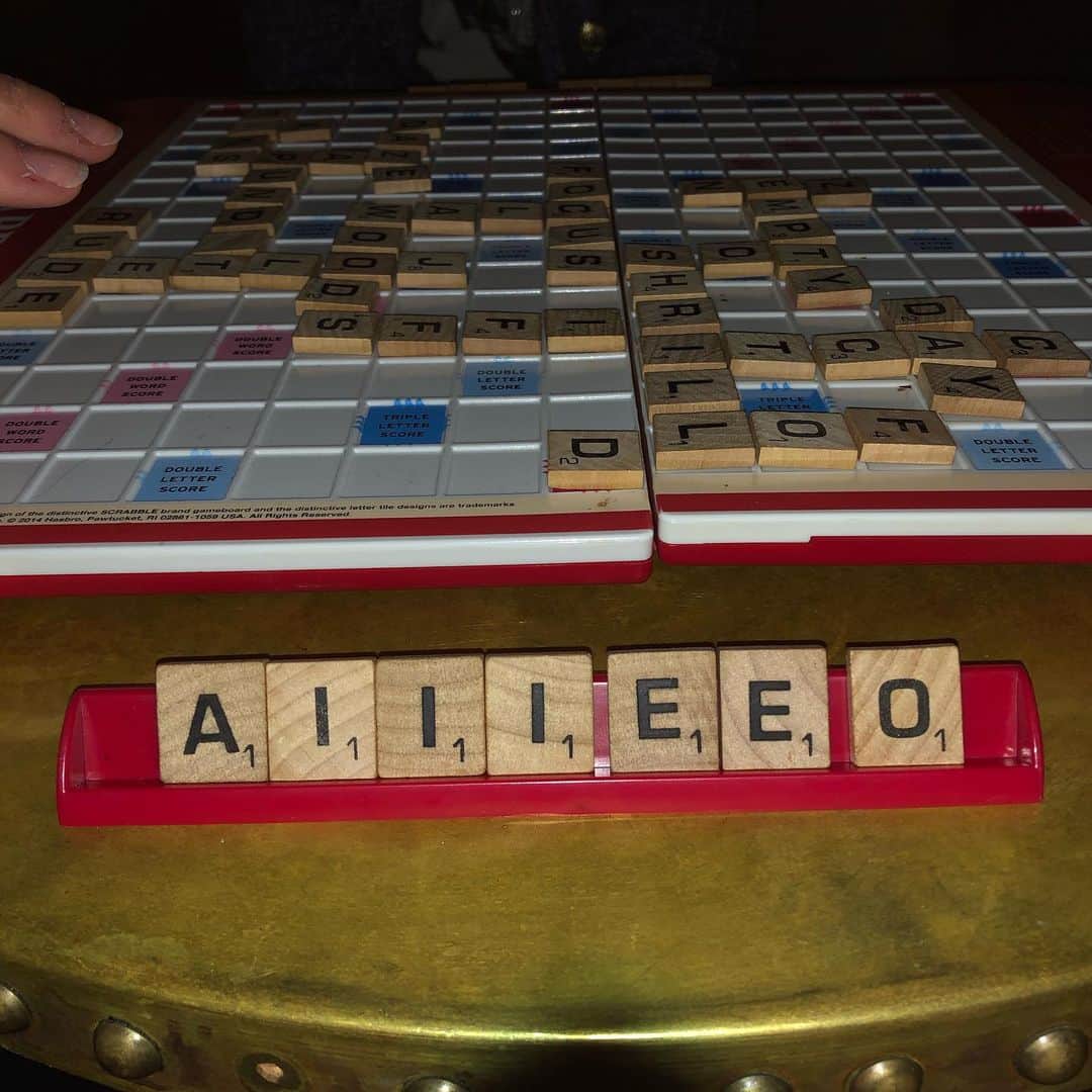 ジェフリー・バトルのインスタグラム：「#aboutlastnight When you’re playing scrabble and you know you’re going to lose. “And on his farm he had a duck”. Is E-I-E-I-O and acceptable word?」