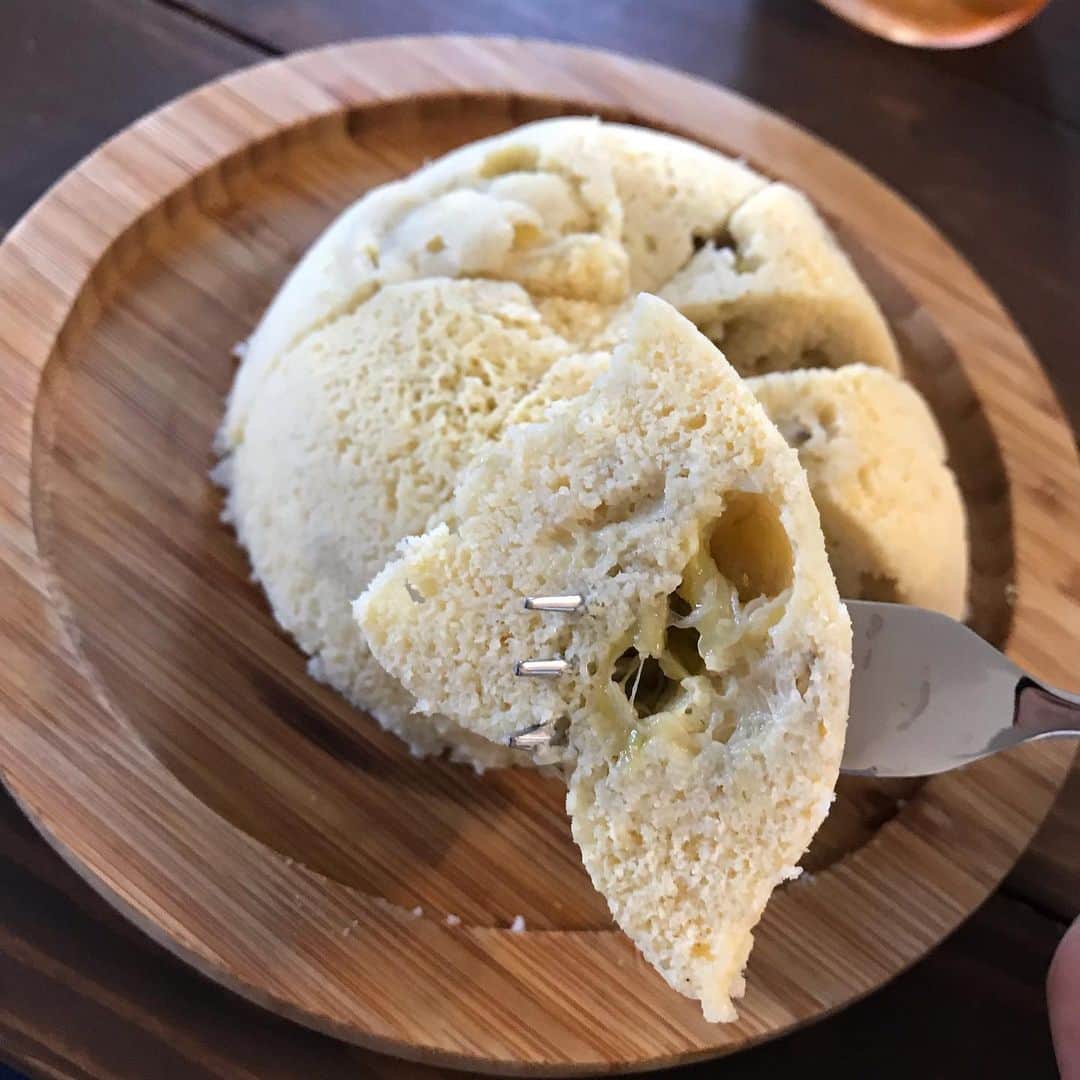 のインスタグラム：「【豆乳おから蒸しパン（バナナ入り）】 いつもの蒸しパンにスライスバナナを入れてみた。 蜂蜜を入れなかったのであまり甘くなかった。 マズくはなかったがバナナは加工して入れたほうがいいのか？ そのまま入れてベチャとさせるものなのか？ 詳しい人良かったら教えてください。 #おからパウダー #豆乳おから蒸しパン #バナナ」
