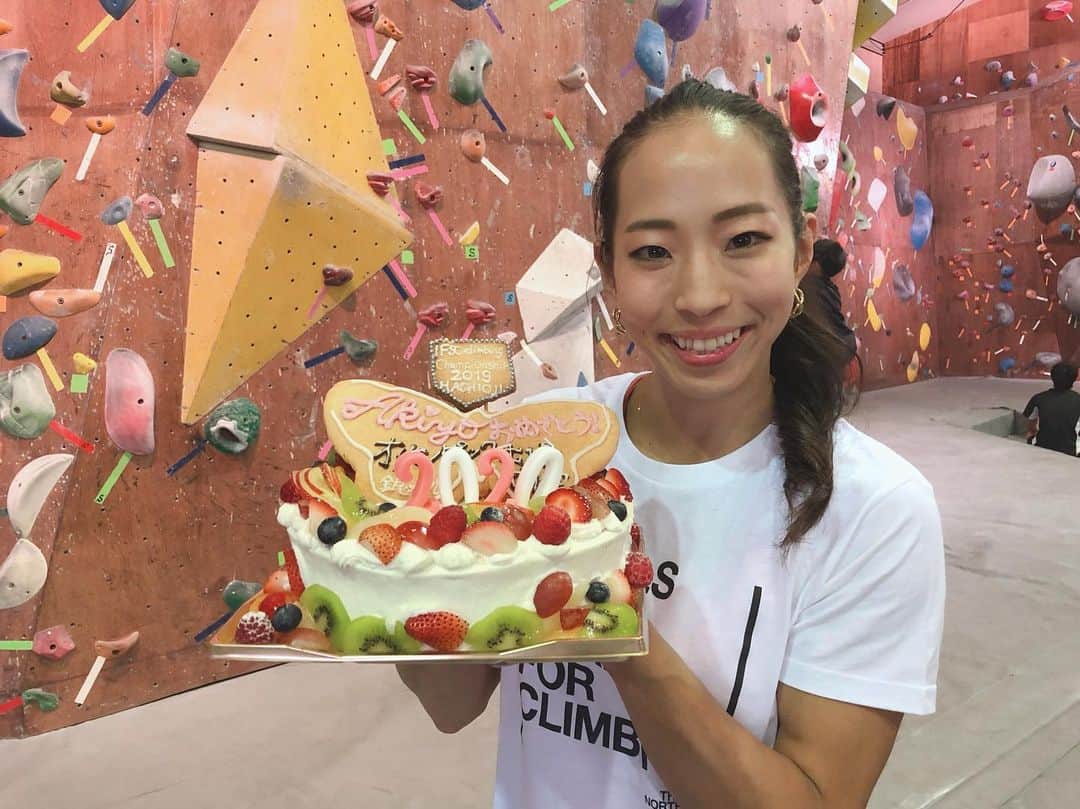 野口啓代のインスタグラム：「GROBAL CLIMBING DAY! @thenorthface 主催の講習会を @climbparkbasecamp にて豪華メンバーで開催しました★* * そしてまたまたケーキ😍🎂💕 長きに渡ってサポートしてくれている @thenorthfacejp ありがとうございます❤️* * * @au_official #大和証券 @thenorthfacejp @orientalbaio #三井不動産 @cowsoapcp #zeta  @c3fit @lasportivajp @petzl_official  @newhale_japan」