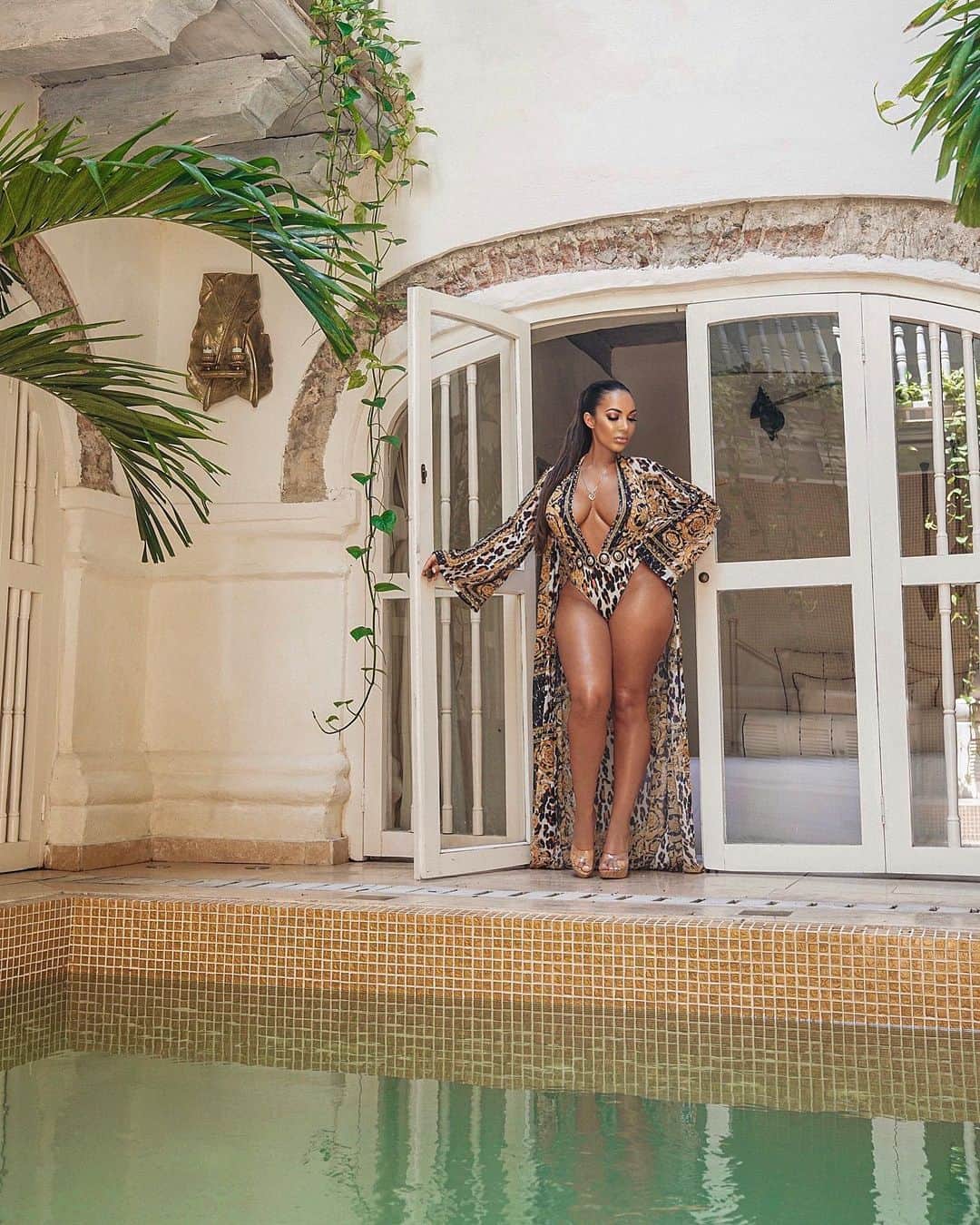 Aylen Aのインスタグラム：「I woke up like this 😏 swimsuit & coverup @fashionnova」