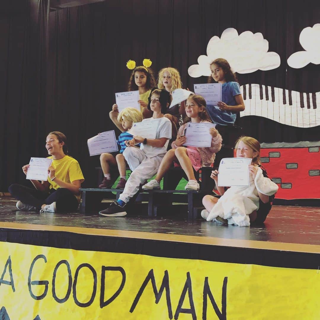 ジェフリー・バトルのインスタグラム：「She danced, she sang, she acted.  So proud of Keira for performing the part of Linus in “You’re a Good Man, Charlie Brown” in Broadway camp.  #nailedit」