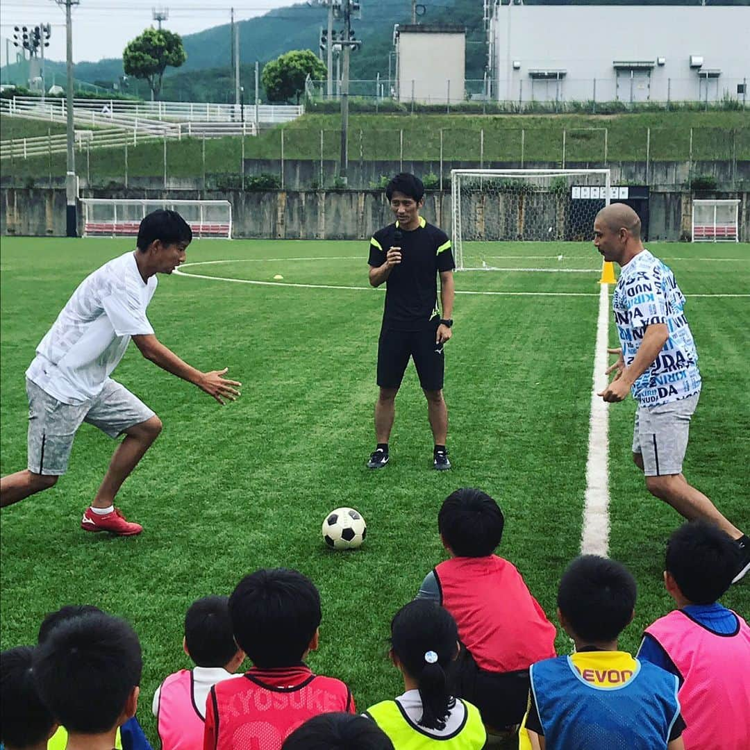 近藤岳登さんのインスタグラム写真 - (近藤岳登Instagram)「#KIRIN#マックスバリュ#サッカーアカデミー#子供達に夢を#福岡#急に博多弁を喋り出す怪物平山相太#戸惑う福岡の子供達#相変わらずスベりは怪物#靴紐を結んでる最中に味方がバックパスしたボールがゴールに入ってオウンゴールというネタを#しっかり味方がボールを蹴ったこと#その軌道がゴールに向かっていること#これをしっかり確認してから靴紐を結びだす永島昭浩#ワールドスタンダード#エンターテイナー#福岡大学#乾監督」8月25日 9時29分 - gakuto_kondo