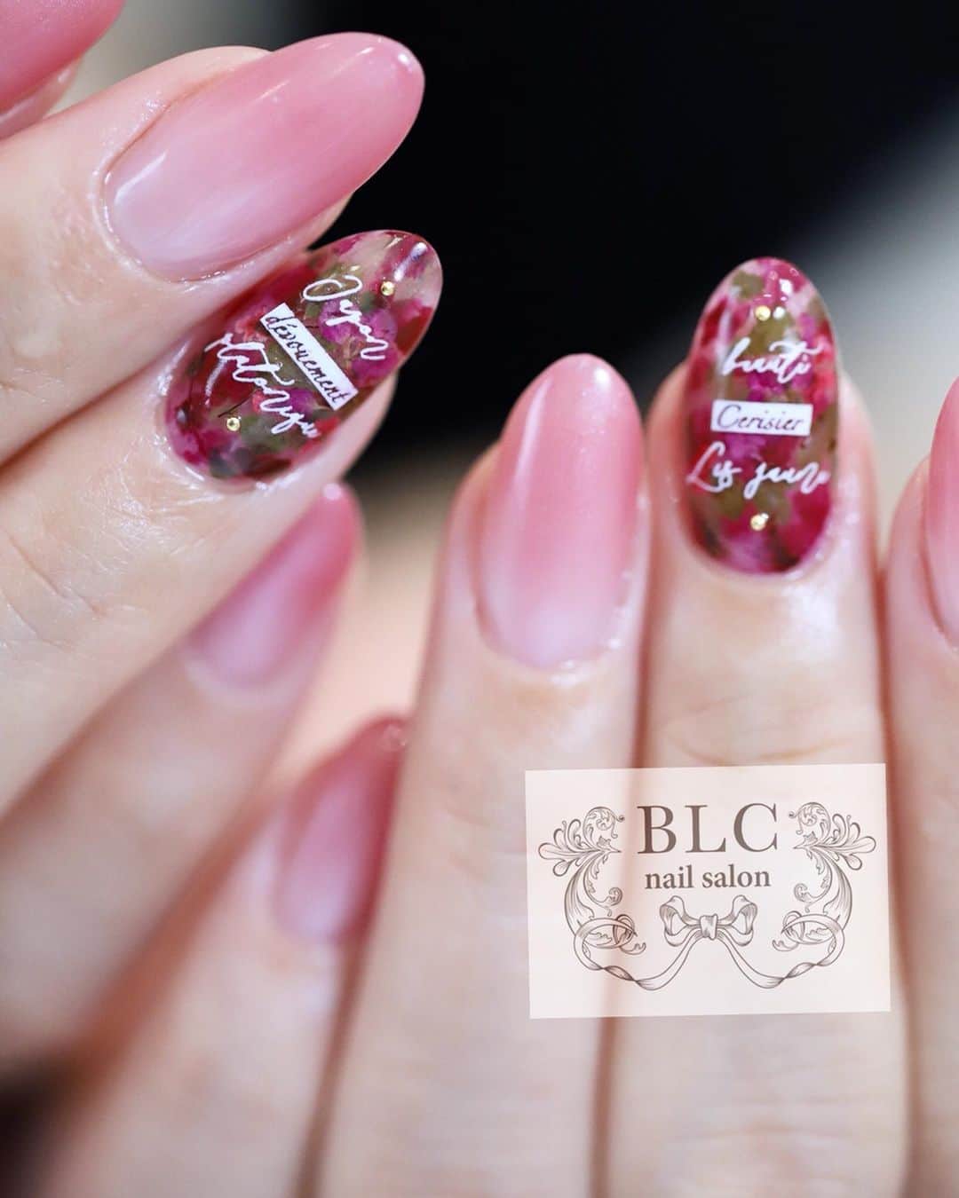 田辺さおりさんのインスタグラム写真 - (田辺さおりInstagram)「ボタニカルガーデン × ラインフィルムレター #BLCnail#blcnailsalon#nail#gelnail#manicure #instanails#nailart#美甲#指甲#네일#ジェルネイル#ネイル#ネイルデザイン#田辺さおり#新潟ネイル#新潟ネイルサロン#manicure #blcforcorde #akzentz #アクセンツ#タキガワネイルストア #ボタニカルガーデン #押し花ネイル #ドライボタニカル . #新潟ネイルサロン 新潟県新潟市中央区東中通1番町86-84nsテラス1F 【BLCnailsalon】#ビーエルシー」8月25日 9時24分 - blcnailsalon_saoritanabe