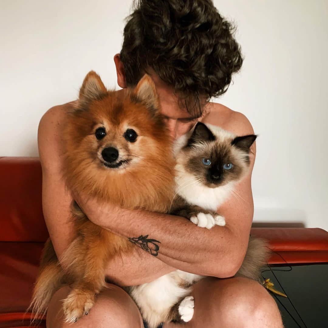 ジェイデン・ハドラーのインスタグラム：「Da boys! 🐶🐱」