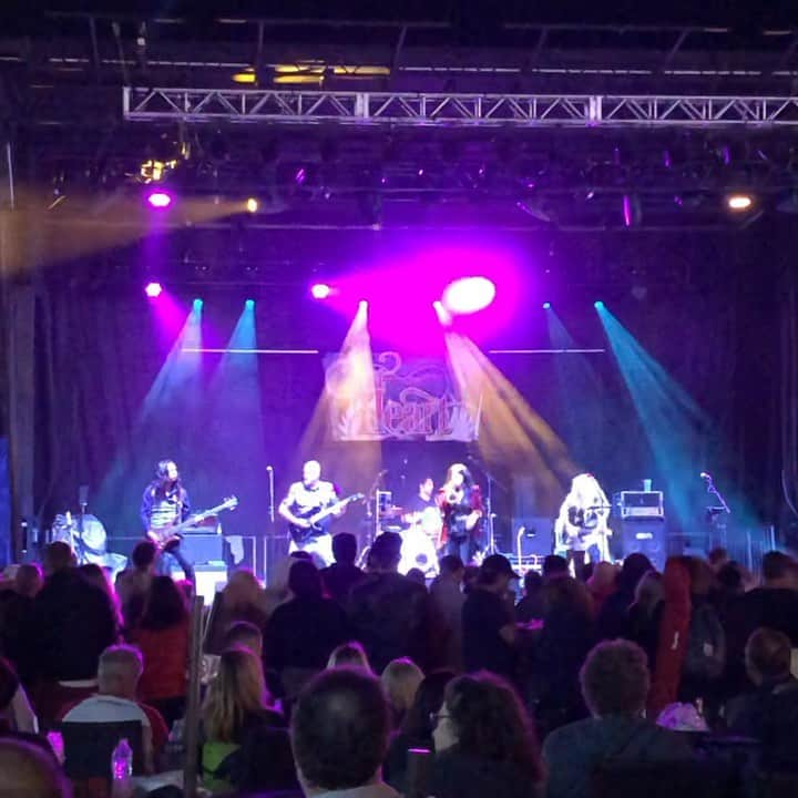 ジェフリー・バトルのインスタグラム：「A fun impromptu evening @letsgototheex #aboutlastnight #heart #coverband  #barracuda  @c_y_n_88 @itsmedwlsn @starsonice」