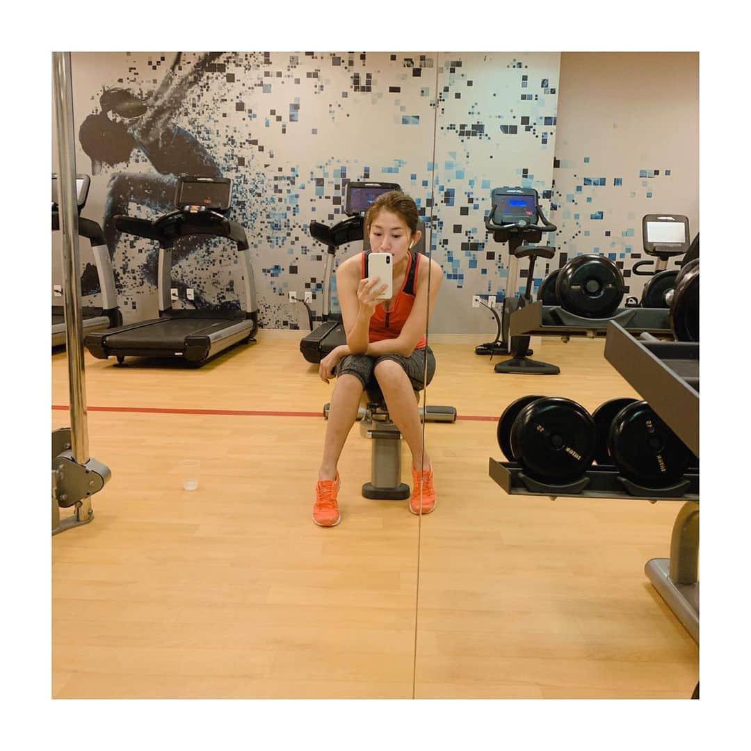 森下千里のインスタグラム：「Traveling and training.  Woolで出来たTシャツ。 肌触りもよくて、体温調節もしてくれる賢さ。 化繊が多い世の中だからこそ感じる、 天然の力…ですね。 . . #wool #training #gym #旅 #ジム #トレーニング #健康」