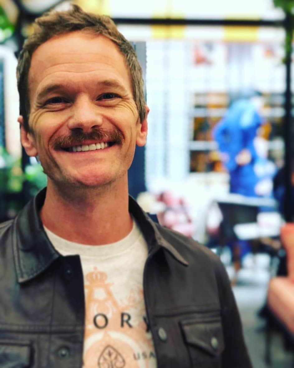 ニール・パトリック・ハリスさんのインスタグラム写真 - (ニール・パトリック・ハリスInstagram)「Have a great Saturday/Weekend! 😘😊 #neilpatrickharris #nph #tagsforlikes #actor #lovehim #handsome #myedit #repost #igstory #awesome #legendary @nph 💙」8月25日 9時33分 - instagranph