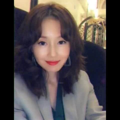 キム・ジスのインスタグラム：「고민은 생각하기에 따라 태산같이 무겁기도..깃털처럼 가볍기도 한것이니..깊게하되 짓눌리지는 말자고 다독이는중... 요며칠 가을이 성큼~버선발로 뛰어나가 안아주고싶을만큼 가을..좋아요  #굿주말💕」