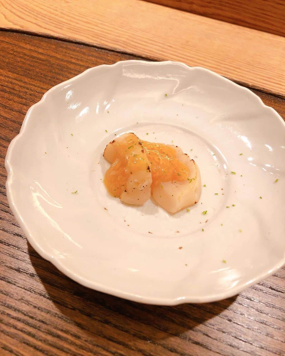 髙田麻紀子さんのインスタグラム写真 - (髙田麻紀子Instagram)「❤︎ . 神楽坂の虎白さんへ💓 . 高津川で獲れた天然鮎の土鍋ご飯。 高津川は、日本の一級河川で唯一ダムがない清流だそうです。香ばしくて美味しかった🤤 . 夏の定番のお料理💕 熱々トリュフソースの鮎落とし。 6年前の夏 初めて虎白さんにお伺いした時、その姿に衝撃受けて以来、毎年の楽しみになりました😍 . いつもは、旬のお魚に秘伝のジュレをかけたお料理ですが、今回はふんわりとレアに湯引きしたサーロイン。絶品でした❣️ . お酒好きの私達の為に必ず用意してくれる肴が美味しくて堪らない。 . いつも小泉さんの心遣いに感謝です🙏✨ . #instapic #instapic #instagood #instafoodlover #foodie #虎白 #たべすたぐらむ #食べるの大好き」8月25日 10時07分 - makikotakada