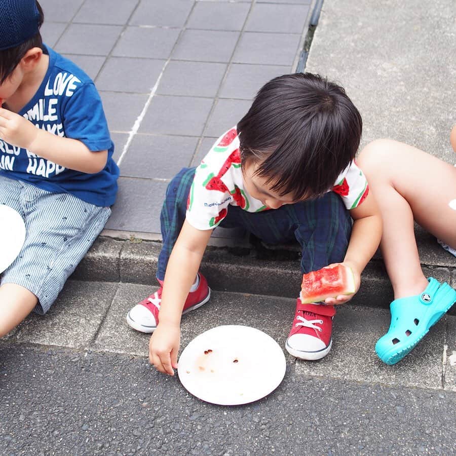 木村涼子さんのインスタグラム写真 - (木村涼子Instagram)「2019.8.25 昨日の地蔵盆 スイカ割りをしたり、魚釣りゲームをしたり、ボーリングをしたり、紙飛行機を飛ばしたり… すごく楽しそうでした。 こんな風に近所の子供たちが集まって遊ぶのってすごくいい。 引っ越してすぐに声を掛けてもらえたことに感謝✧ #地蔵盆」8月25日 10時25分 - kimuryou