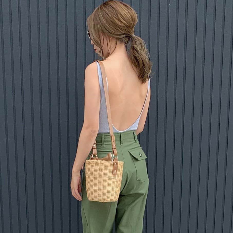 ryuu79hinaのインスタグラム：「#ootd 𓃟⋆⋆ ・ ・ ベーカーパンツと合わせてみたよ ボディースーツはカップ付きだから 暑い日に1枚でサラッと着れてストレスフリー 実は後がパックリさん🤗←好きなやつ💛 ・ ・ #いつかのコーデ ・ ・ 今日はりゅうちゃん午前中練習⚽️ 午後から試合で1日サッカー三昧な日！ 私も久しぶりにサカママな日…暑さに頑張ろう!! 朝はめっちゃ涼しかったのに…やっぱまだ暑いよね…😅 ・ ・ ━━━━━━━━━━━━━━━ 👕・#ungrid 👖・#shinzone 👜・#ノスタルジア」