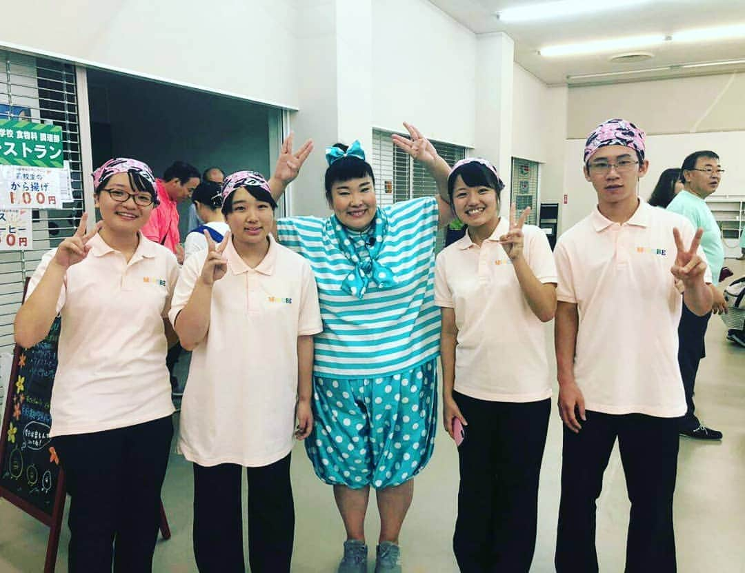 あべこさんのインスタグラム写真 - (あべこInstagram)「そして学生マルシェに出店されていた溝部学園高等学校調理部のみなさん💕  学生のからあげ、パウンドケーキ、ドリンクなどを販売されてました😆✨ そして写真はありませんが、別府市立中部中学校のみなさんは木工で作った作品を販売されてました✨  出演して下さってありがとうございました🙇✨そして一緒にお楽しみんみんぜみやってくれてどうもありがトン✌🐷✌ #TOS #ハロー大分 #別府ポートフェスタ2019 #別府国際観光港 #別府溝部学園高等学校調理部 #あべこ中継」8月25日 10時36分 - abekopan