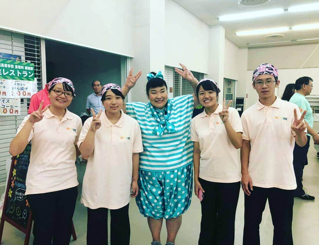 あべこさんのインスタグラム写真 - (あべこInstagram)「そして学生マルシェに出店されていた溝部学園高等学校調理部のみなさん💕  学生のからあげ、パウンドケーキ、ドリンクなどを販売されてました😆✨ そして写真はありませんが、別府市立中部中学校のみなさんは木工で作った作品を販売されてました✨  出演して下さってありがとうございました🙇✨そして一緒にお楽しみんみんぜみやってくれてどうもありがトン✌🐷✌ #TOS #ハロー大分 #別府ポートフェスタ2019 #別府国際観光港 #別府溝部学園高等学校調理部 #あべこ中継」8月25日 10時36分 - abekopan