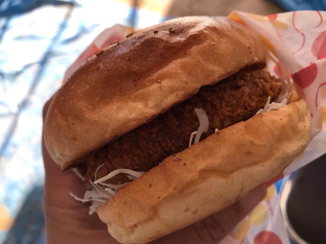 のインスタグラム：「アカン！食欲が止まらへん！ まるい本舗の近江牛ミンチバーガー！ #セーブザバースデー  #savethebirthday  #まるい本舗 #近江牛バーガー」