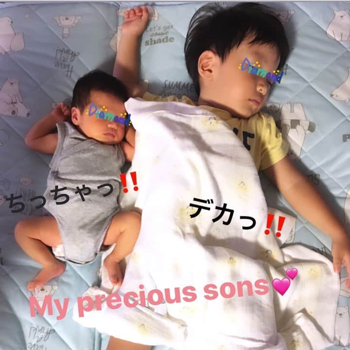 のインスタグラム：「そっくり過ぎる...🤣www﻿ ﻿ #兄弟 #brother #mysons ﻿ #mysonshine #そっくり兄弟 ﻿ #2歳6ヶ月 #0歳0ヶ月 #mamalife ﻿ #男の子ママ」