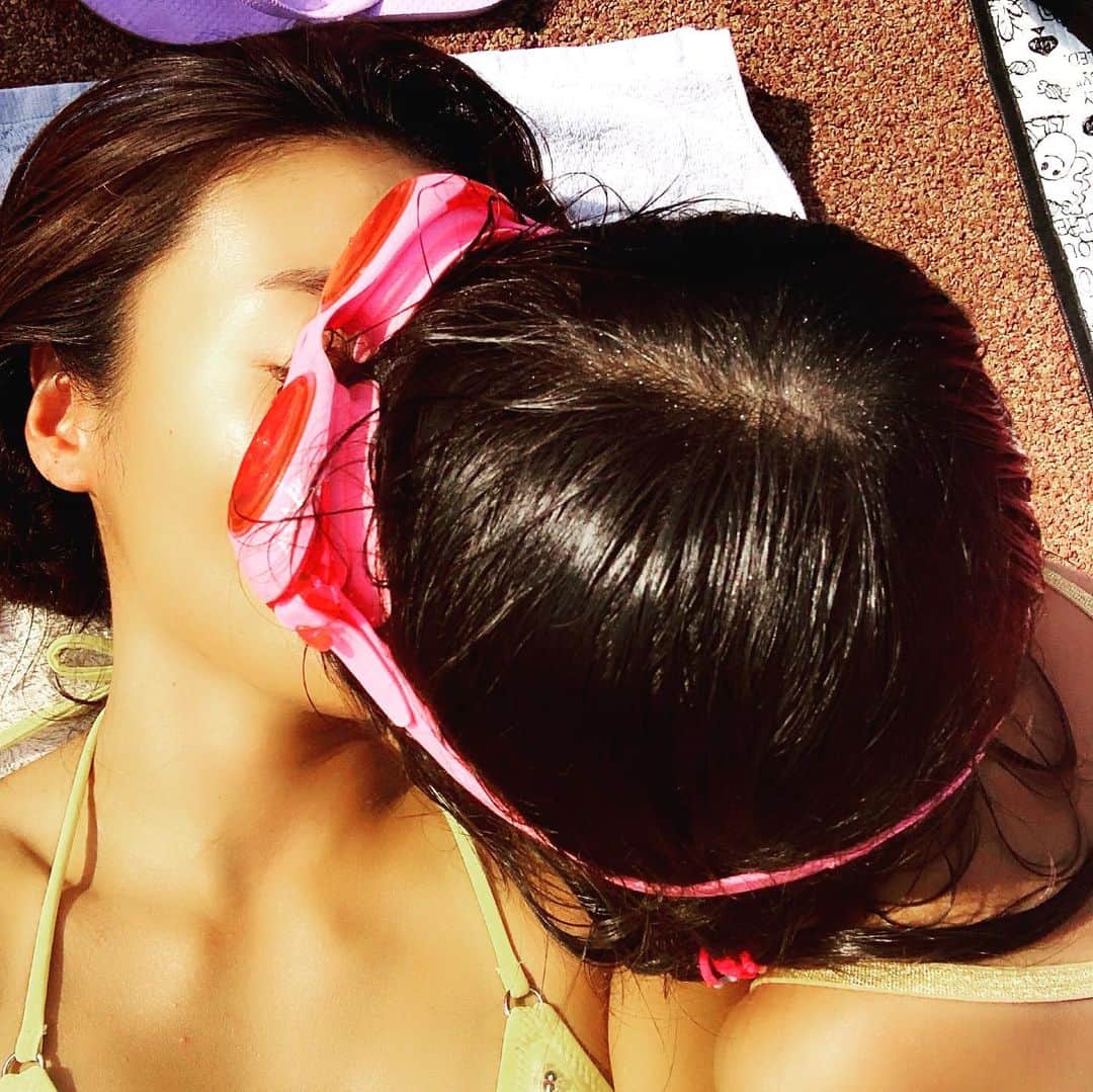 内藤陽子さんのインスタグラム写真 - (内藤陽子Instagram)「テーピングして、なんとか入れたよ🙌 ママ、良かった〜♡のkiss💋 #太陽は神様 #いや #太陽は味方だった  #幸せ時間 #2019夏」8月25日 16時09分 - dadaflora