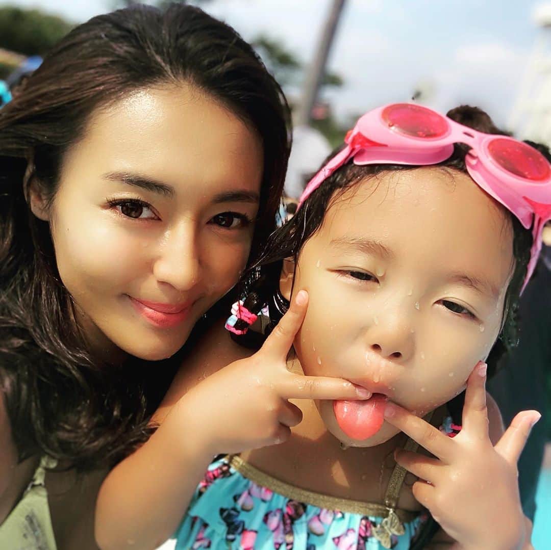 内藤陽子のインスタグラム：「テーピングして、なんとか入れたよ🙌 ママ、良かった〜♡のkiss💋 #太陽は神様 #いや #太陽は味方だった  #幸せ時間 #2019夏」