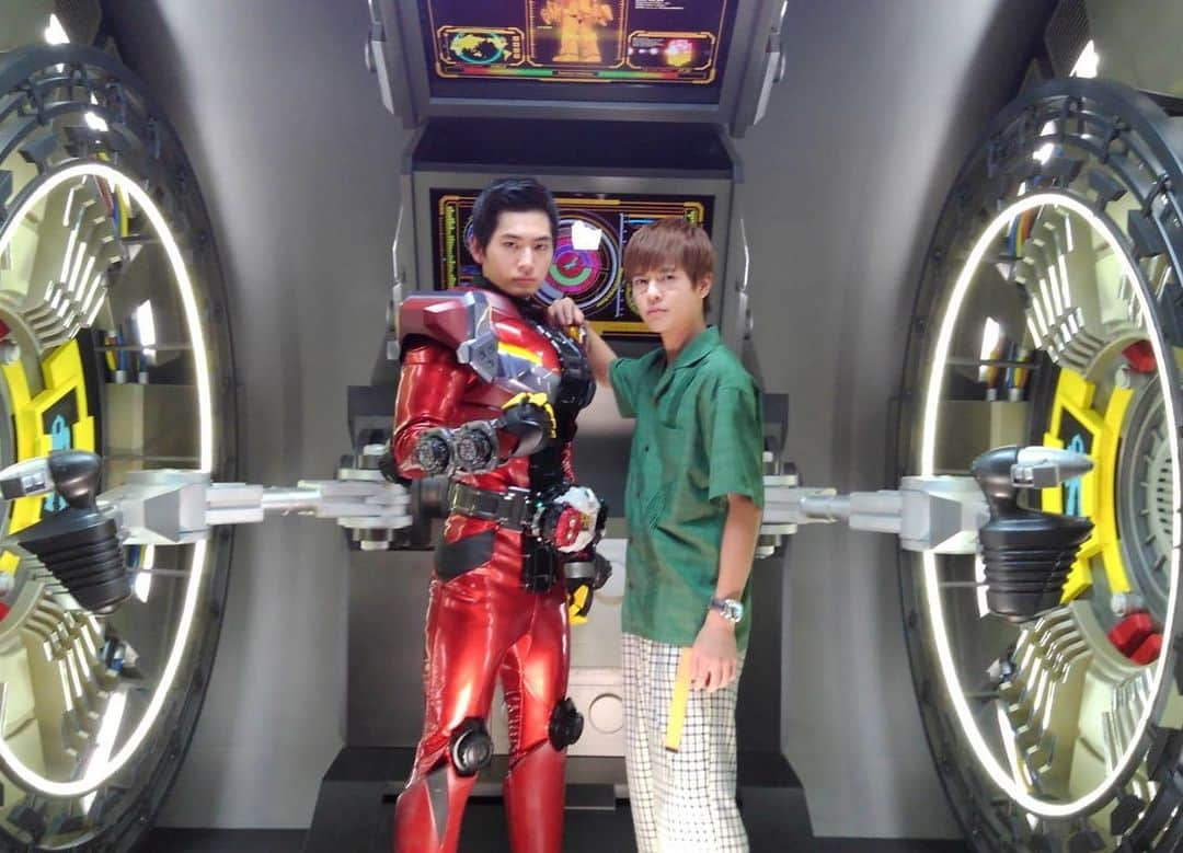 押田岳さんのインスタグラム写真 - (押田岳Instagram)「終わっちゃいましたね。 仮面ライダージオウいかがでしたか。 視聴者の皆様、スタッフの皆様。 1年間、仮面ライダージオウという作品、キャストに愛を持って接してくださりありがとうございました。 ほとんど経験のない僕等に1から俳優というお仕事のいろはを教えてくださったスタッフさん、そしていつも暖かい言葉をかけて励ましてくれた、視聴者さん、SNSやイベントの声も、それぞれかなり役作りや物語の進行の参考にさせていただきました。 仮面ライダーという作品は、内外関係なくみんなで1年間その作品を育てていける素晴らしい作品だとしみじみと感じています。 縄田さん、毎日1番近くで闘ってくださってありがとうございました。 一緒にゲイツを作り上げられたのは、ほんとに縄田さんとだったからだと思います。 そして、キャストのみんな 1年間、撮影もプライベートもいつも一緒にいてくれてありがとう。 これからもよろしくね。 こんなに素晴らしい作品、出会いを与えてくださりありがとう。 僕達のホームになってくれてありがとう。 これから羽ばたいて、大きくなってまたこのホームに帰ってこれる日を楽しみにしています。」8月25日 10時48分 - oshidagaku