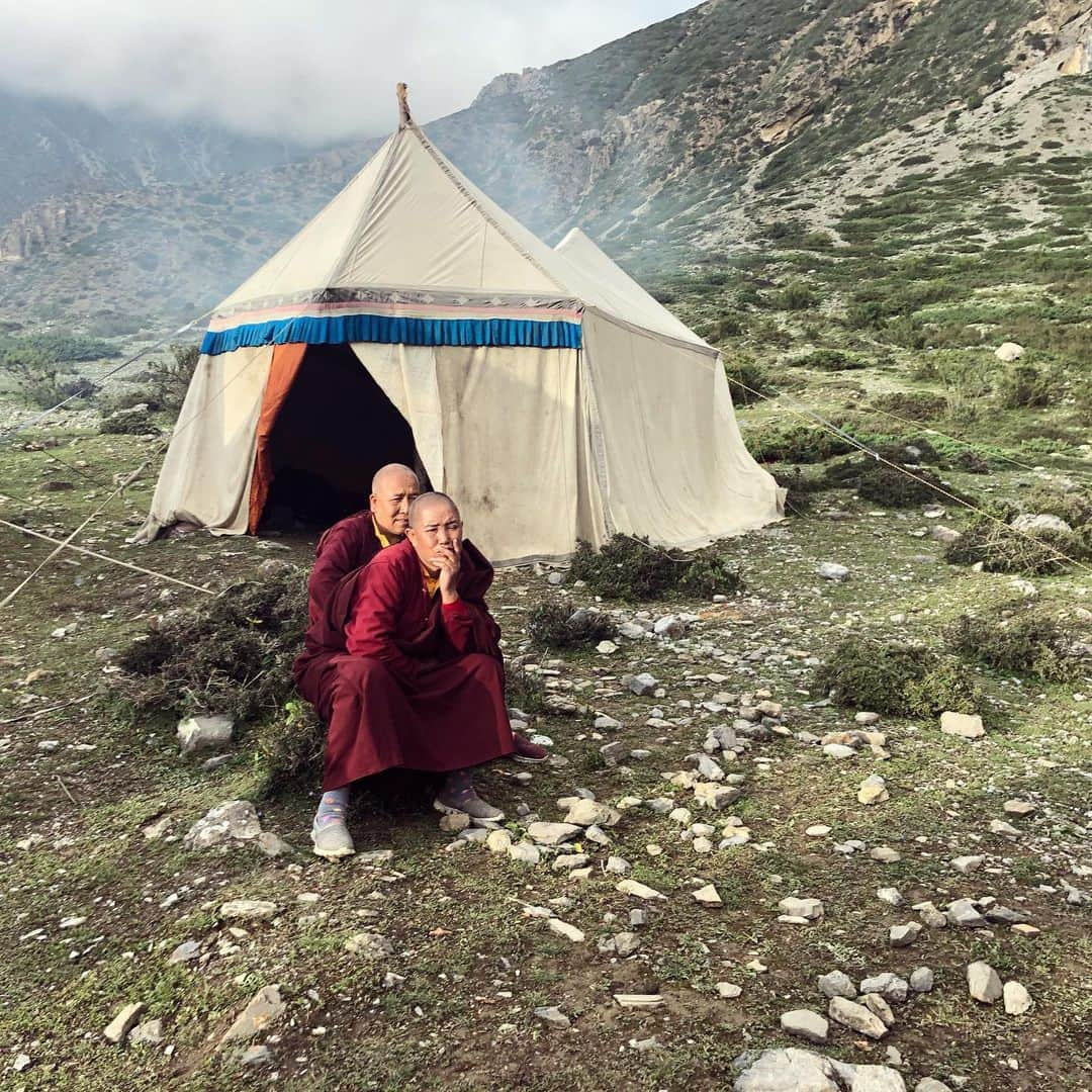 デヴェンドラ・バンハートさんのインスタグラム写真 - (デヴェンドラ・バンハートInstagram)「On a recent trip to Nepal the hands down most beautiful place (well, human made place) was Tsoknyi Gargon Ling, a Nunnery in Muktinath, true sanctuary , but one in need of warm clothes in the winter and writing supplies etc... if u feel a little inspired to support these beautiful (but cold!!) beings , please visit tsoknyinepalnuns.org 😘」8月25日 10時43分 - devendrabanhart