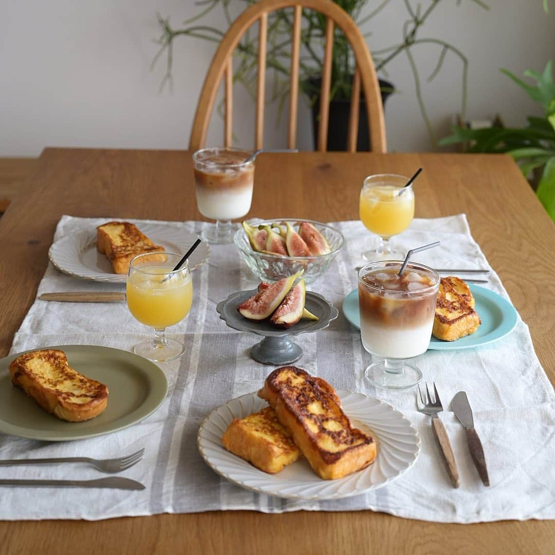 kyonkousaのインスタグラム：「イチジク美味しいのになぁ。 . . 子供たちは全然食べてくれません(´ο｀*) . . . . . . . #朝ごはん #おうちごはん #うちごはん #パン #食パン #フレンチトースト #breakfast #キナリノ #暮らし #暮らしを楽しむ #楽しい時間 #くらし #いただきます #テーブルフォト #kurashiru #kurashiru朝ごはん #instagramjapan #ig_japan #instafood #instajapan #IGersJP  #onthetable #日々 #日々のこと #朝時間」