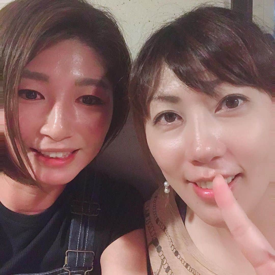 大友愛さんのインスタグラム写真 - (大友愛Instagram)「地元ぉ〜 #将監中 #監中 #令和  ヤンキー中学👻👻 卒業以来会うメンバーもいたり 本当に何年もみんなと会ってなくて令和になって会えた✌️✨ 地元でゆっくりする事はなかなかないけど ほんの数時間でも 小、中と一緒に過ごした友達に会えて幸せすぎた🧡💚❤️ 皆んなどんな人生をすごしてきたかもっともっと話したかったけど 昔話が止まらない🤣 みんなで話すから声が大きすぎて注意されるし二次会のお店では料金交渉するし オバタリアン感しかない💦💦 最強の友を持ったなと実感したょ😆🤟✨ 😛😝😜 @sakinsta1981  @yoshi.141  @koya.sachi  @ma3insta  @micchin1006  @takahasiiin ⚾️すとし⚾️ ⚽️もすら⚽️ 写真ごめんょ🙏  インスタで呼びかけしたら 監中集まるかな？？wwwww  令和何年に次集まれるか😊楽しみ楽しみッ🥳 今回のメンバー達達〜 🐷🐮🦁🦊🐻🐼🐨🐯🐶🐱🐭🐰🐹 時間作ってくれてありがとう❤️ 本当に幸せすぎて 監中ロス😭」8月25日 10時54分 - ai_dayooon