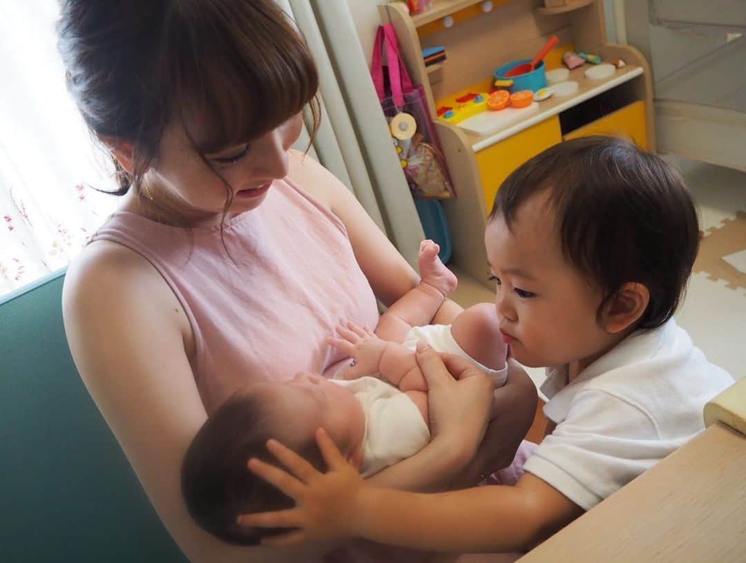 花田浩菜さんのインスタグラム写真 - (花田浩菜Instagram)「そういえば息子、少し前に#1歳11ヶ月 になりました😊 あと1ヶ月弱で2歳かあ。 産まれた時は2歳とかだいぶお兄ちゃん！と思ってたのに、 時が経つのが早すぎて、早すぎて！ こんな私のもとに産まれてきてくれてありがとうという気持ちでいっぱいと同時に産まれる前は不安がいっぱいだったけど、何とかなるもんだな。という気持ち😂笑 . 周りの方々に頼りまくりの毎日ですが、周りの優しさに触れ、息子も周りの方の優しさや愛情をたっぷり受け取っていて感謝で止まない毎日です。なんならママより断然ばあばが大好き💕😘😂 . . #二語文 はまだですが、 言葉の発達はゆっくり成長中な割に様々な英単語が最近すごい出てくるようになった我が息子。 . 『くっく（履いて）、ゴーゴー、（扉を）開けて！』みたいな喋り方なので言ってることはだいぶ分かるんだけど、ルー大柴みたいでこのカタコト具合が母的にツボ😂 . 猫🐱も『にゃーにゃー』or『cat』みたいな感じで、『ねこ』はどこに行った？😂と思いながら独特の成長を眺めています（笑） ほんと、子供によって成長ってこの時期特にバラバラだし個性的で面白いなあ👶 . . マイペースな息子の泣いてる時も怒ってる時も笑っている時の顔も声も、全部引っくるめて大好き👶💕 ママの問いかけに対する返事はイヤイヤばかりだけど、それでも1歳半くらいの時に比べると落ち着いた方で、だんだんお兄ちゃんになってきたな😭と思う事がたくさん。 これからもマイペースに成長しておくれ😊👶❤️ . . 写真は今月のお出かけ記録。 お友達大好きだし、赤ちゃんも可愛がれるようになったり、おままごとするようになったり、トーマス大好きだったり、食いしん坊だったり、鏡は好きだけどカメラで撮られるのは全然好きじゃなかったり、人の家でも態度がでかすぎる（4枚目）、そんなマイペースな息子ですw . . #1歳11ヶ月 #成長記録 #成長日記 #育児記録 #言葉の発達  #赤ちゃん #赤ちゃんのいる生活 #男の子ママ #1歳児 #イヤイヤ期 #ig_oyabakabu #l4l #happy #happydays」8月25日 10時54分 - hanadahirona