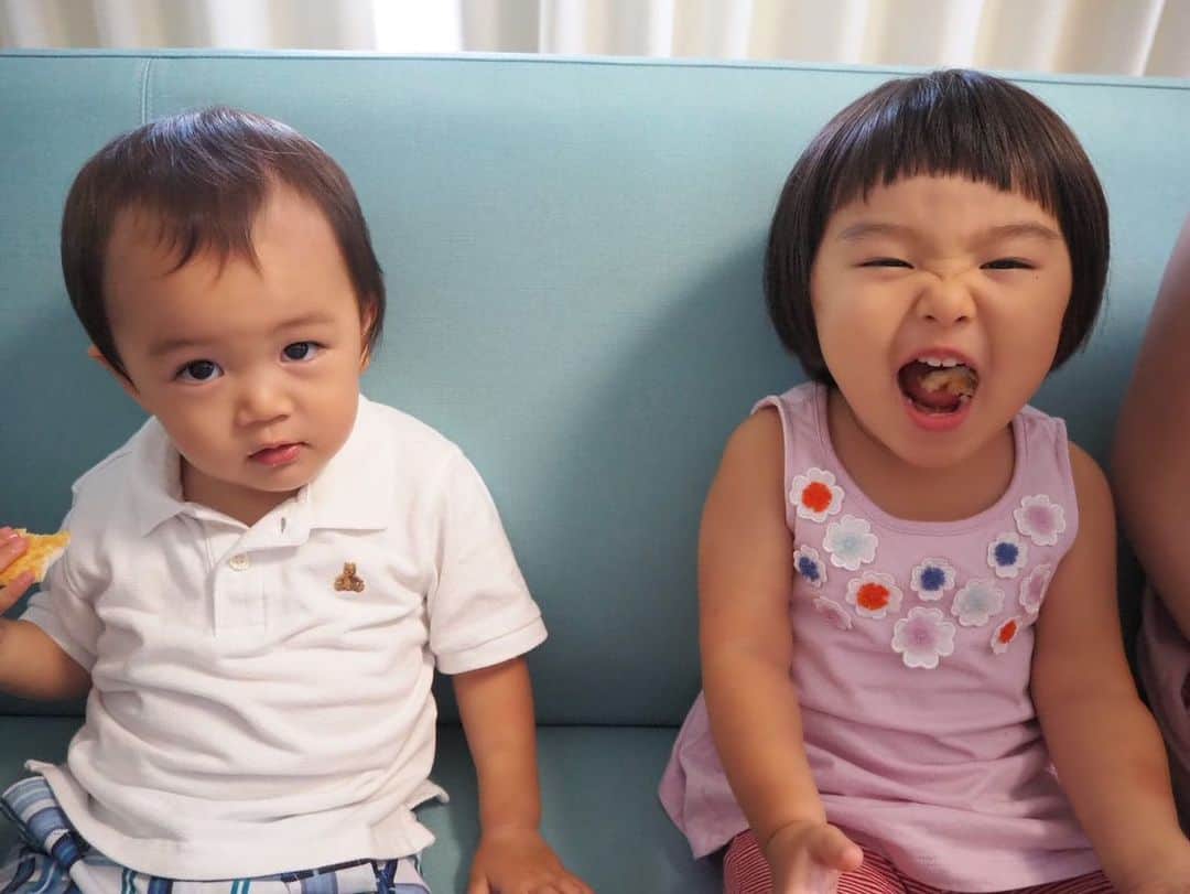 のインスタグラム：「そういえば息子、少し前に#1歳11ヶ月 になりました😊 あと1ヶ月弱で2歳かあ。 産まれた時は2歳とかだいぶお兄ちゃん！と思ってたのに、 時が経つのが早すぎて、早すぎて！ こんな私のもとに産まれてきてくれてありがとうという気持ちでいっぱいと同時に産まれる前は不安がいっぱいだったけど、何とかなるもんだな。という気持ち😂笑 . 周りの方々に頼りまくりの毎日ですが、周りの優しさに触れ、息子も周りの方の優しさや愛情をたっぷり受け取っていて感謝で止まない毎日です。なんならママより断然ばあばが大好き💕😘😂 . . #二語文 はまだですが、 言葉の発達はゆっくり成長中な割に様々な英単語が最近すごい出てくるようになった我が息子。 . 『くっく（履いて）、ゴーゴー、（扉を）開けて！』みたいな喋り方なので言ってることはだいぶ分かるんだけど、ルー大柴みたいでこのカタコト具合が母的にツボ😂 . 猫🐱も『にゃーにゃー』or『cat』みたいな感じで、『ねこ』はどこに行った？😂と思いながら独特の成長を眺めています（笑） ほんと、子供によって成長ってこの時期特にバラバラだし個性的で面白いなあ👶 . . マイペースな息子の泣いてる時も怒ってる時も笑っている時の顔も声も、全部引っくるめて大好き👶💕 ママの問いかけに対する返事はイヤイヤばかりだけど、それでも1歳半くらいの時に比べると落ち着いた方で、だんだんお兄ちゃんになってきたな😭と思う事がたくさん。 これからもマイペースに成長しておくれ😊👶❤️ . . 写真は今月のお出かけ記録。 お友達大好きだし、赤ちゃんも可愛がれるようになったり、おままごとするようになったり、トーマス大好きだったり、食いしん坊だったり、鏡は好きだけどカメラで撮られるのは全然好きじゃなかったり、人の家でも態度がでかすぎる（4枚目）、そんなマイペースな息子ですw . . #1歳11ヶ月 #成長記録 #成長日記 #育児記録 #言葉の発達  #赤ちゃん #赤ちゃんのいる生活 #男の子ママ #1歳児 #イヤイヤ期 #ig_oyabakabu #l4l #happy #happydays」